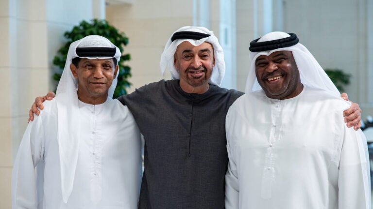 محمد بن زايد يلتقي لاعبي الجيل التاريخي للمنتخب الإماراتي ويتبادل معهم لحظات عفوية