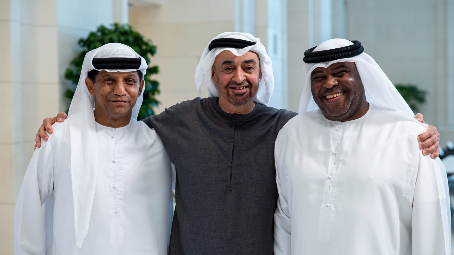 محمد بن زايد يلتقي لاعبي الجيل التاريخي للمنتخب الإماراتي ويتبادل معهم لحظات عفوية