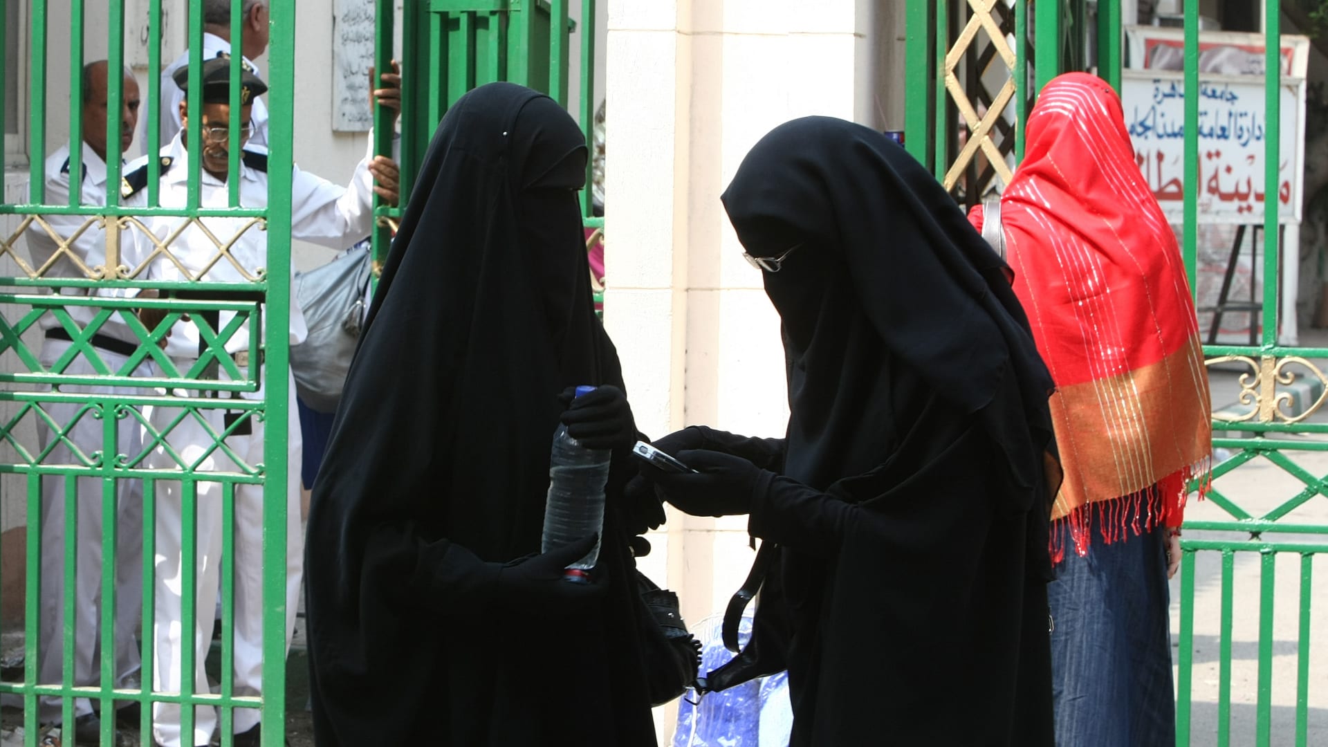جدل في مصر بعد منشور يُلزم الطالبات بارتداء النقاب ويتضح أنه خطأ رسمي