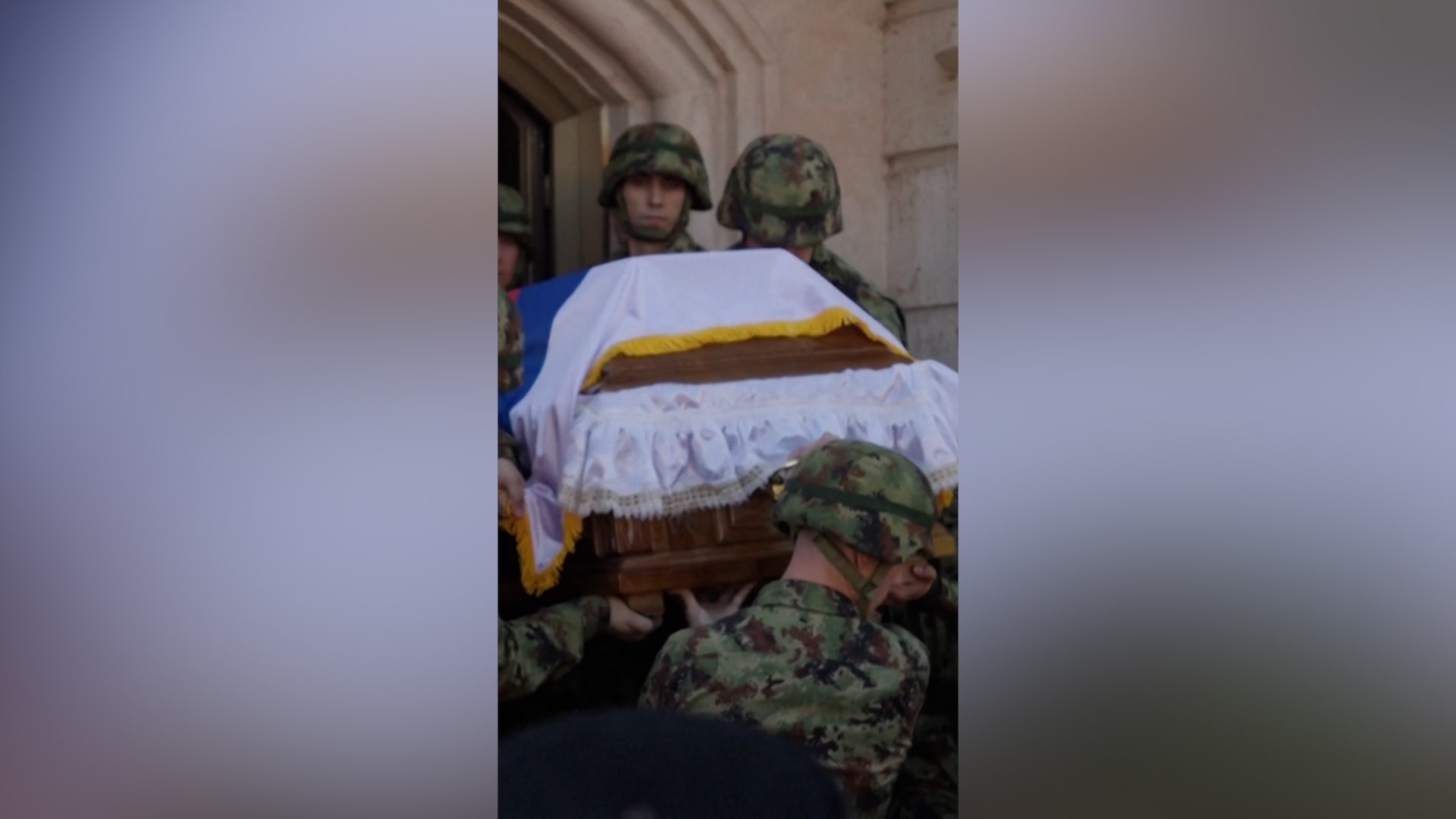 الآلاف يحتشدون في بلغراد لتأبين راتكو ملاديتش وسط انتقادات أوروبية واسعة