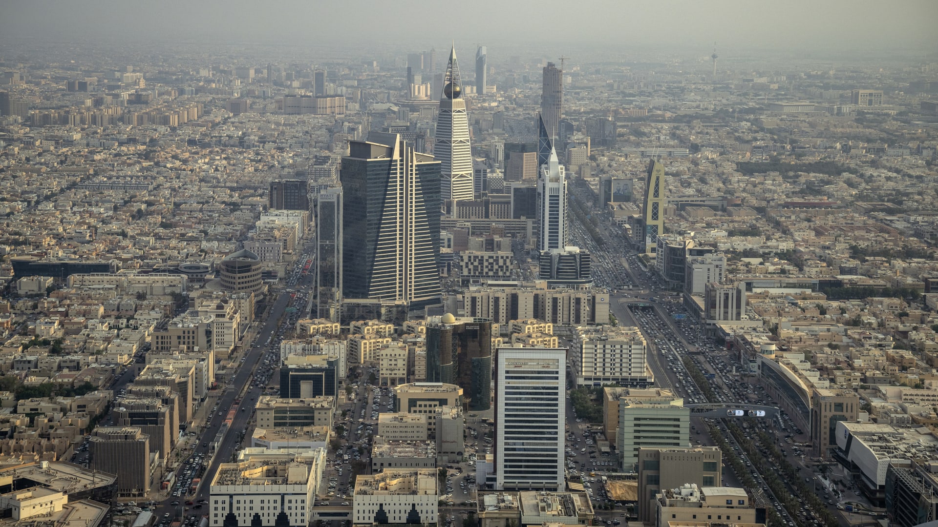 ردود فعل عربية موحدة بعد استهداف الحوثيين للسعودية: تأكيد الدعم والتضامن