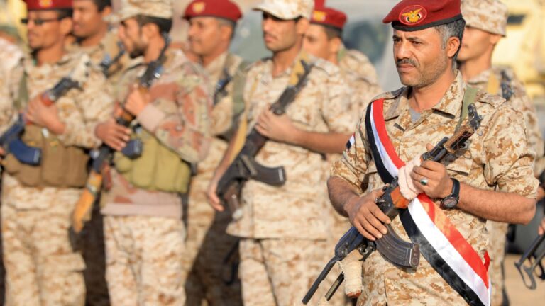 الجيش اليمني يؤكد دعمه الكامل للسعودية ويعلن استعداده للتنسيق بعد هجمات الحوثيين