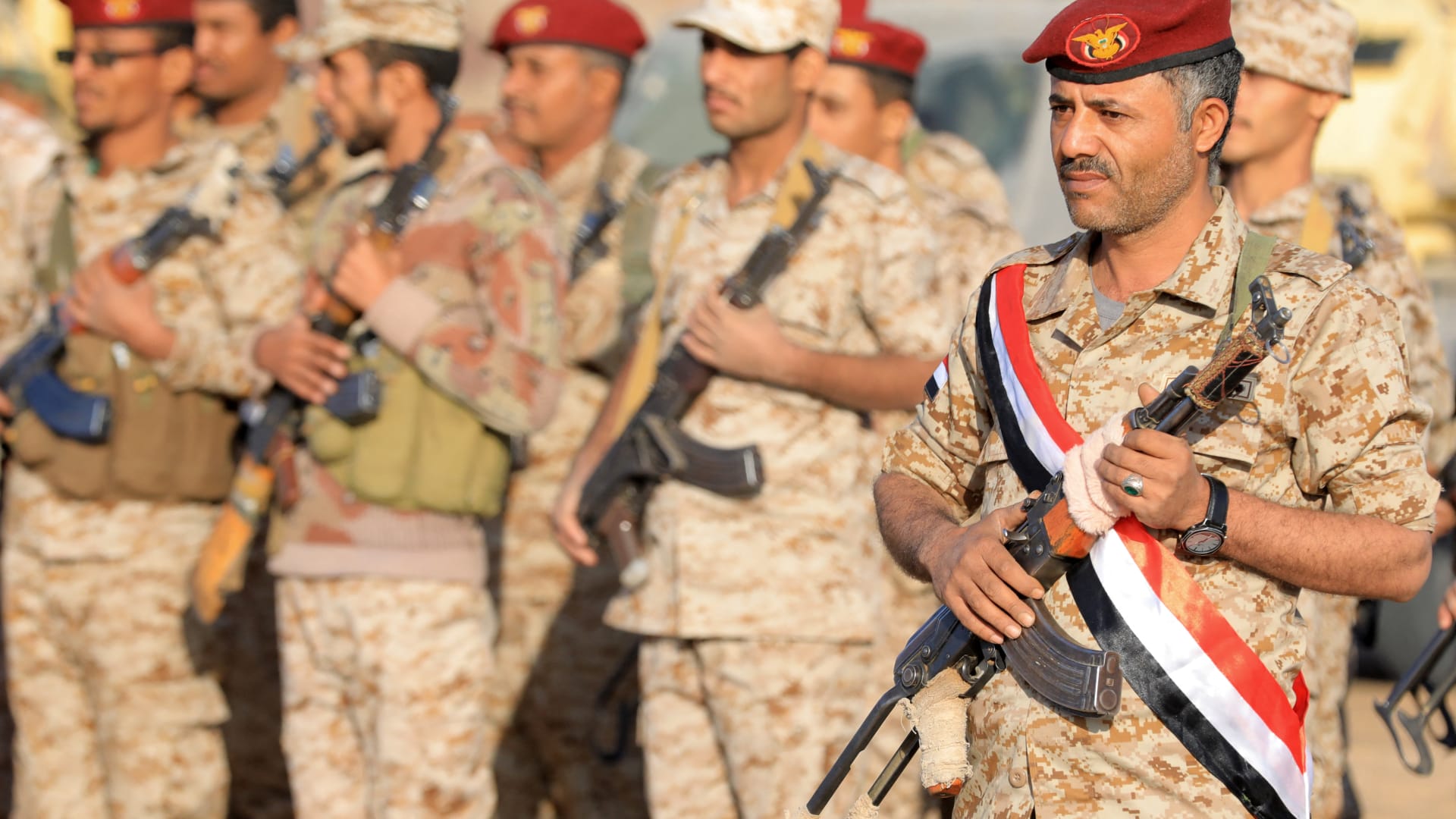 الجيش اليمني يؤكد دعمه الكامل للسعودية ويعلن استعداده للتنسيق بعد هجمات الحوثيين