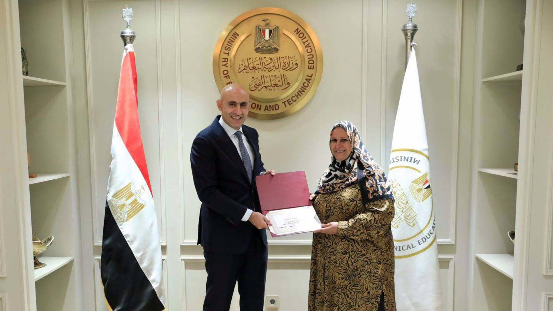 وزير التعليم المصري يكرم مديري مدرستين بعد توبيخهما من المحافظ