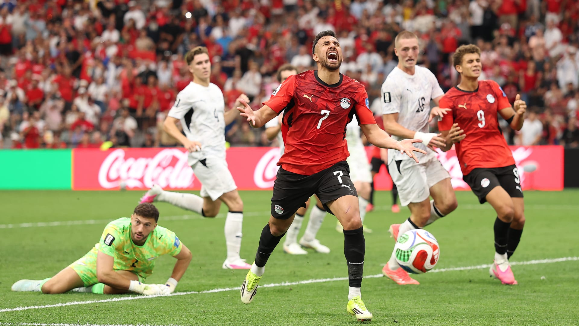 تريزيجيه يغيب عن منتخب مصر بسبب تمزق في العضلة الخلفية