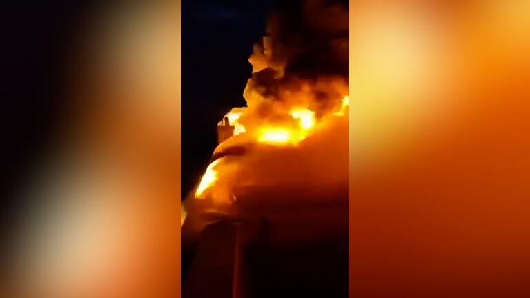 حريق هائل يلتهم عبّارة سياحية قبالة الفلبين والعشرات مفقودون