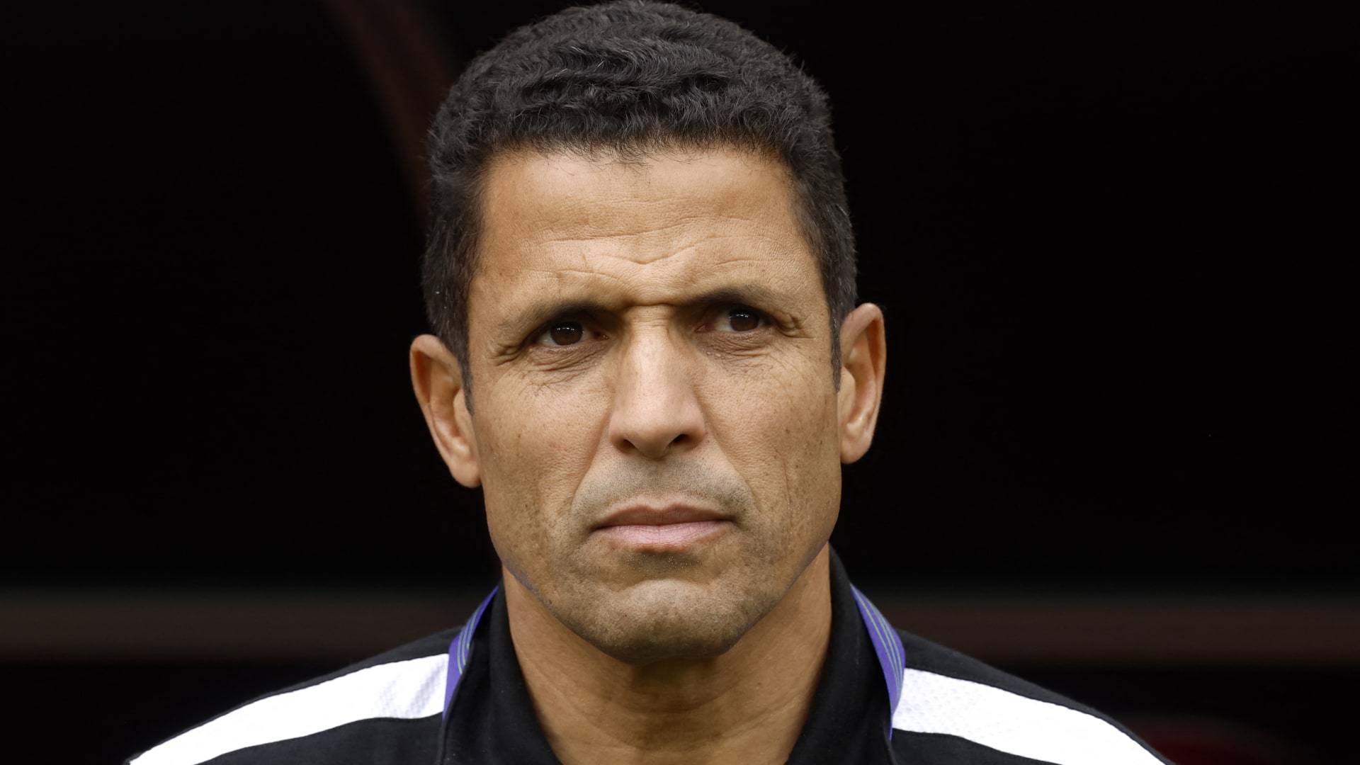 لاعب الأهلي علي محمود يوضح ملابسات الجدل مع مدربه عموتة بعد مباراة المقاولون العرب