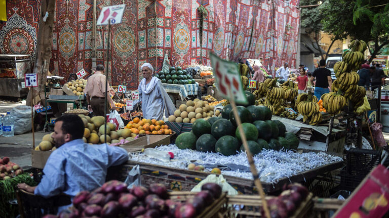 مبادرة حكومية مصرية لخفض أسعار السلع الأساسية لمدة 6 أشهر