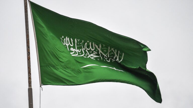 السعودية تنفذ حكم القتل تعزيرًا بحق مقيم باكستاني مدان بجرائم إرهابية