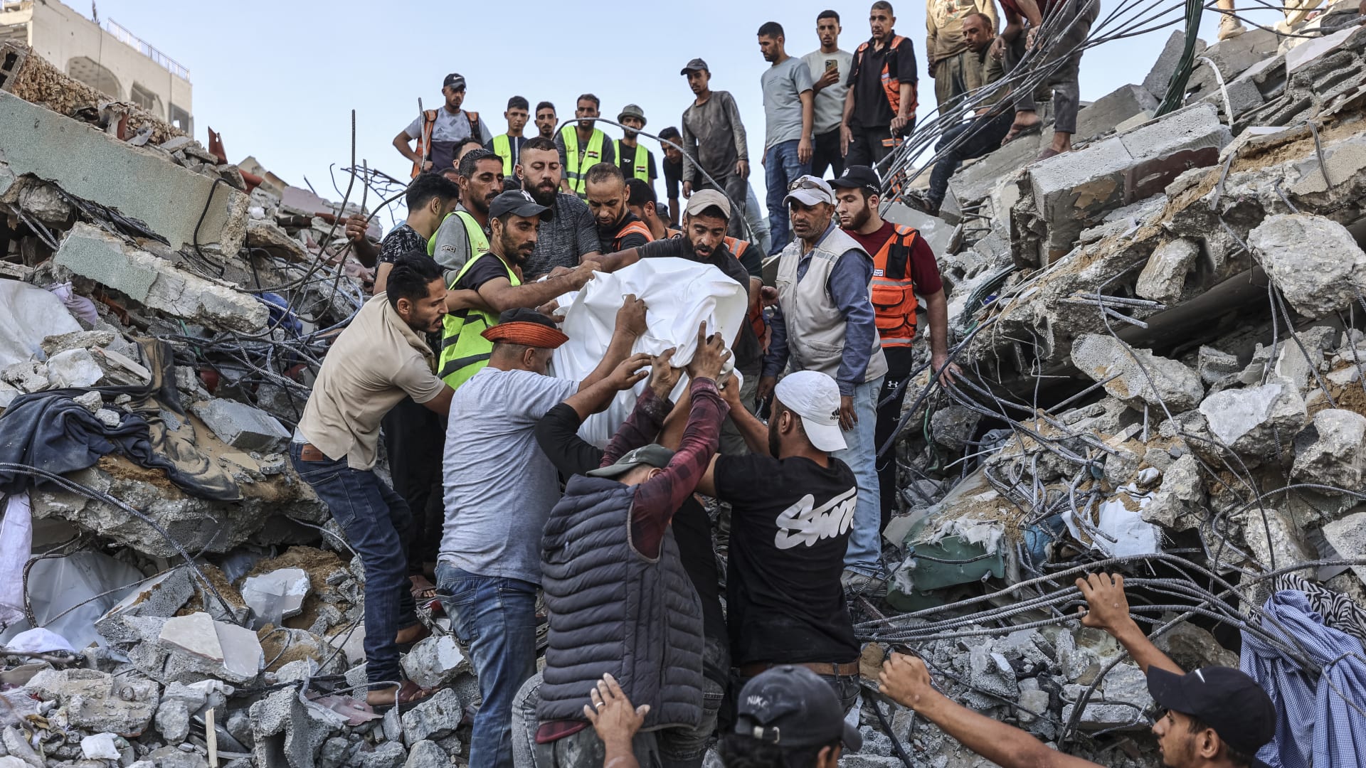 مقتل 20 شخصًا بينهم أطفال عقب انهيار مبنى في غزة نتيجة القصف
