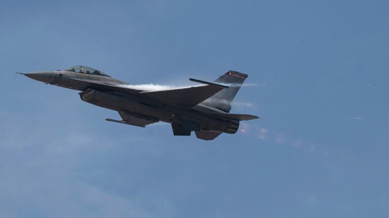 تحطم مقاتلة F-16 أثناء تدريب في ميشيغان ونجاة الطيار بعد استخدام مقعد القذف
