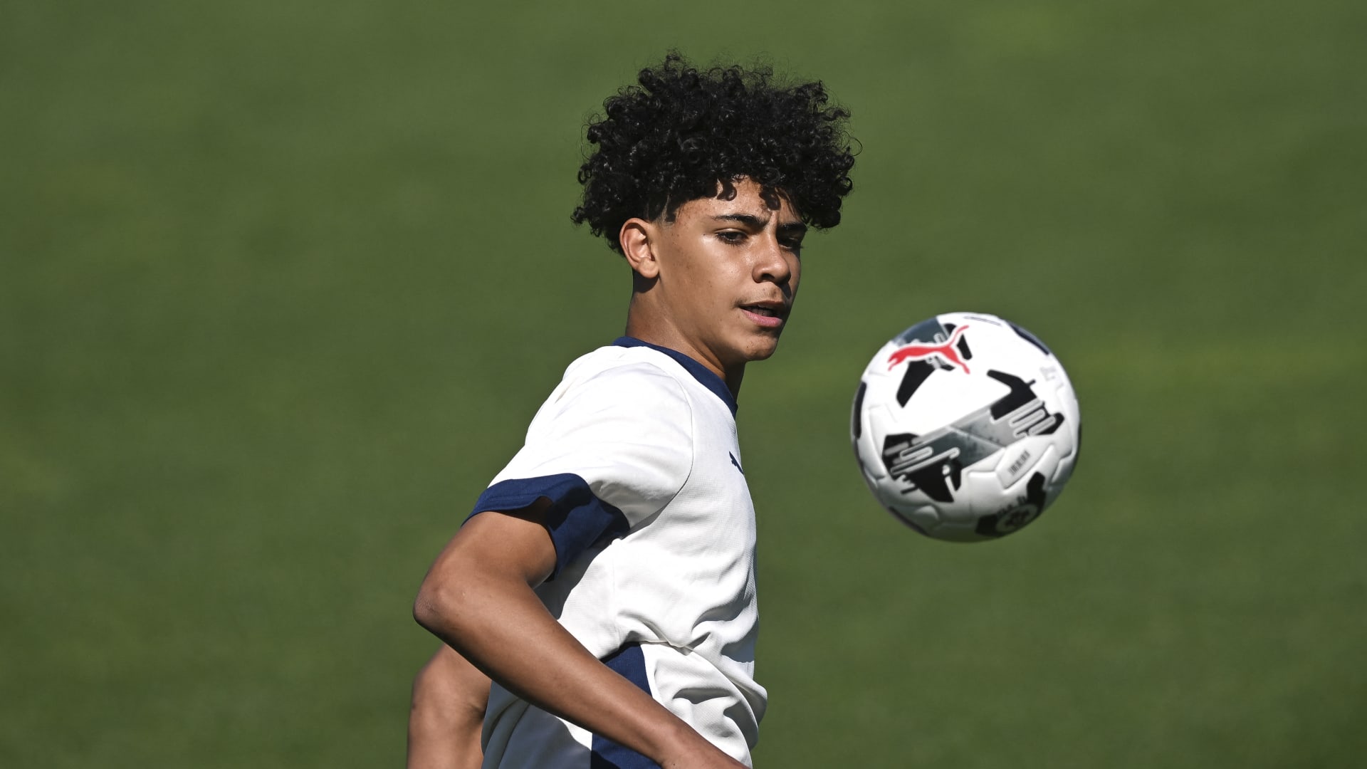 رونالدو يحتفل بحرارة بهدف نجله كريستيانو دوس سانتوس في مباراة النصر والأهلي