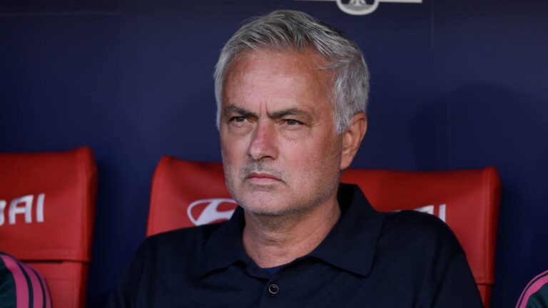 مورينيو يرفع ورقة A4 أمام الصحفيين بعد خسارة ريال مدريد من أتلتيكو مدريد وسيميوني يرد
