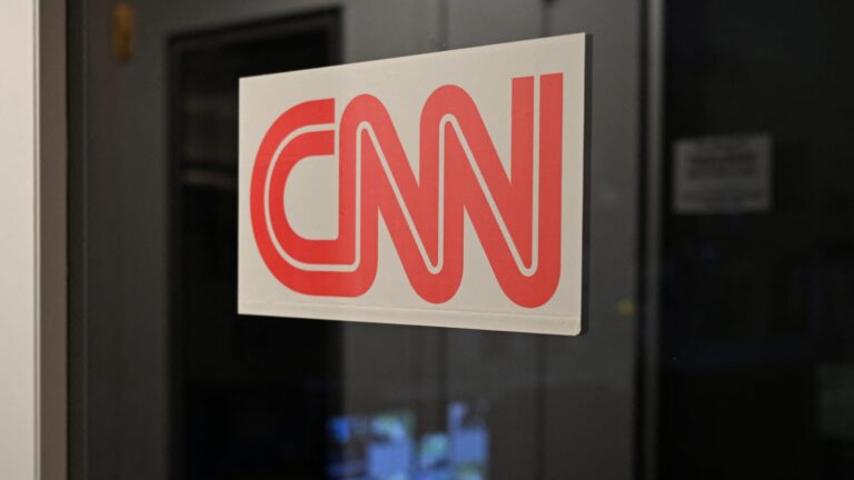 قاضٍ أمريكي يأمر بإعادة دخول شبكات CNN وMS NOW وموقع Politico إلى البيت الأبيض