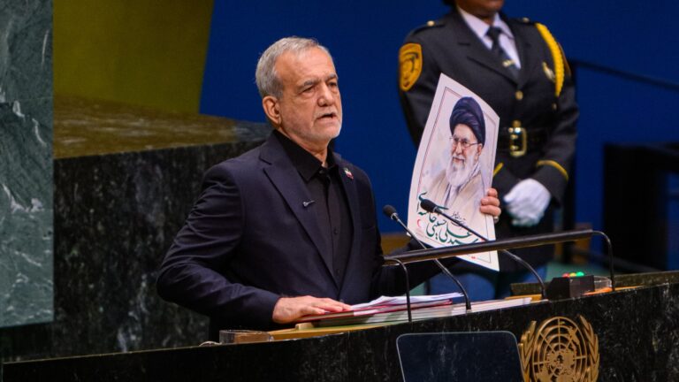 رئيس إيران يرفع صورة المرشد الأعلى الراحل علي خامنئي وصور شهداء ضربة أمريكية خلال الحرب في الأمم المتحدة