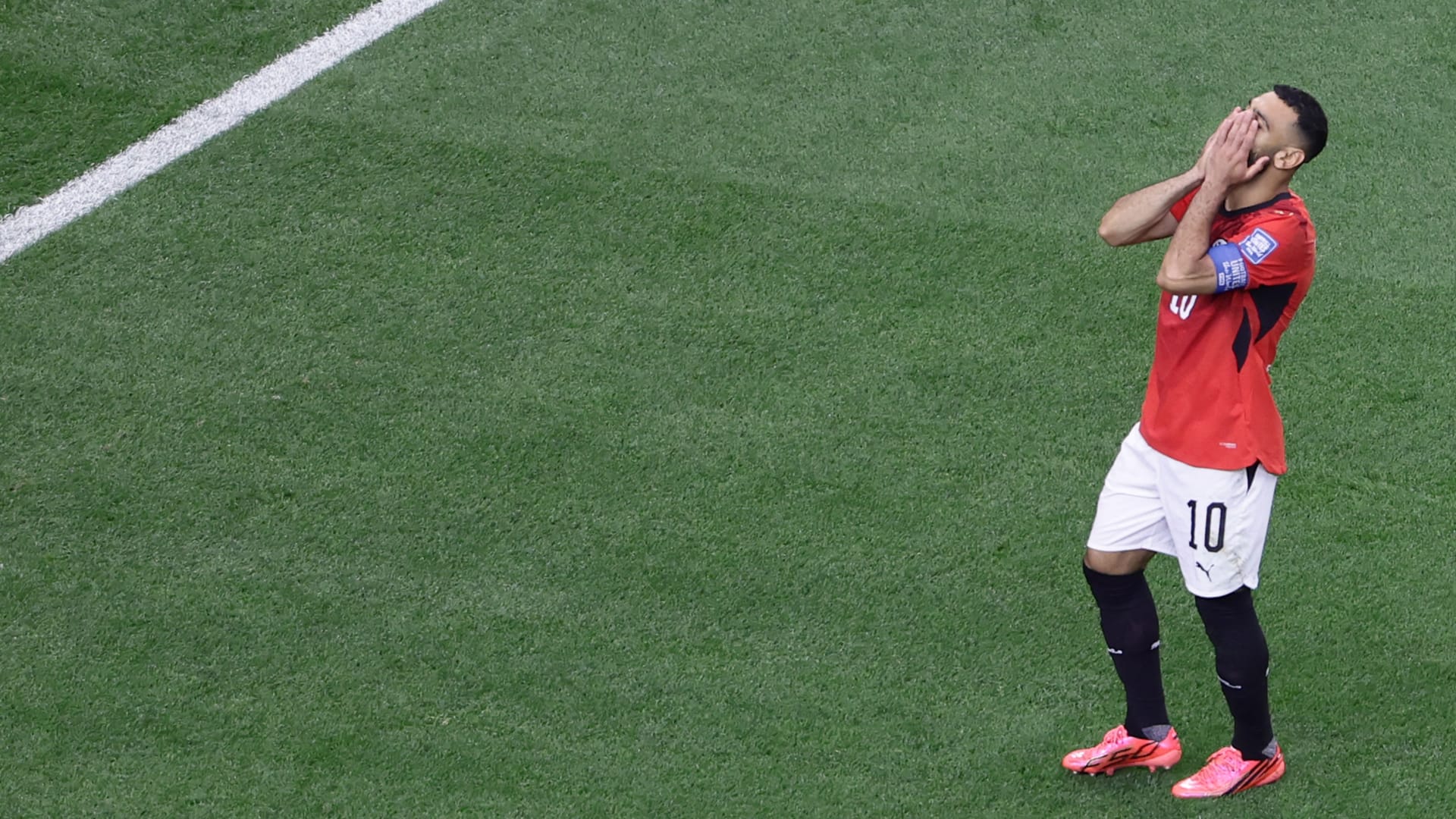 محمد صلاح يتصرف بعد تعادل منتخب مصر مع أنجولا في التصفيات المؤهلة لأمم إفريقيا