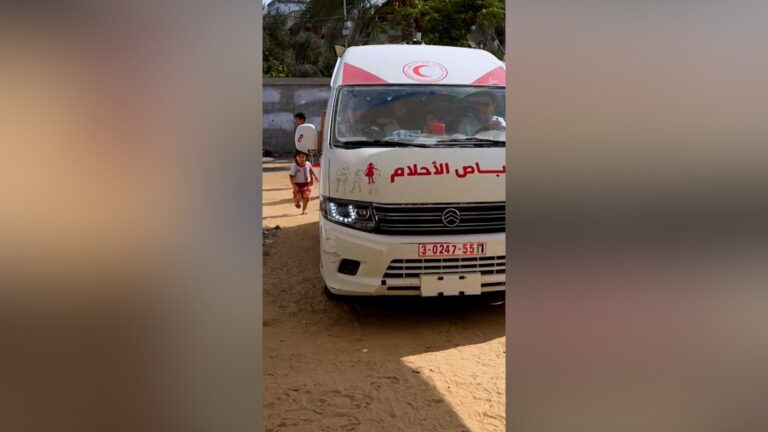 حافلة الأحلام في غزة تروي قصص الأطفال بالترفيه والدعم النفسي