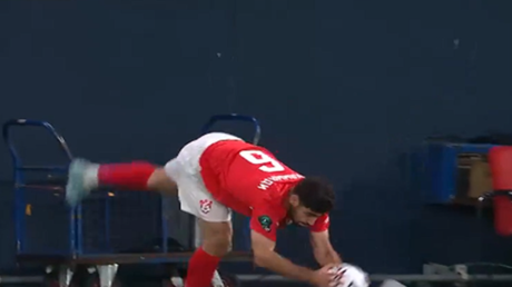 لاعب إيراني يبهر الجماهير بحركة بهلوانية لصناعة هدف في الدوري الروسي