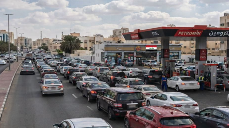 عودة طوابير البنزين في بغداد مع استيراد شحنات من الإمارات ودول الجوار لسد النقص