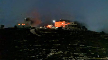 مستوطنون يحرقون منازل ومركبات في قريتي جالود والمغير بالضفة الغربية