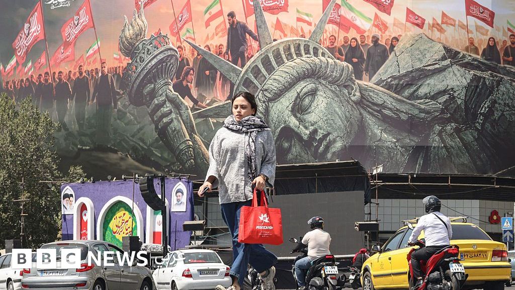 إيران وعُمان تتفقان قريباً على مسارات السفن في هرمز وإيران تعلن منطقة محظورة جديدة قرب المضيق