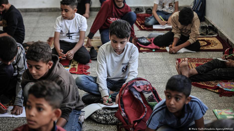 700 ألف طالب في غزة يعودون للدراسة وسط تحديات الخيام والركام