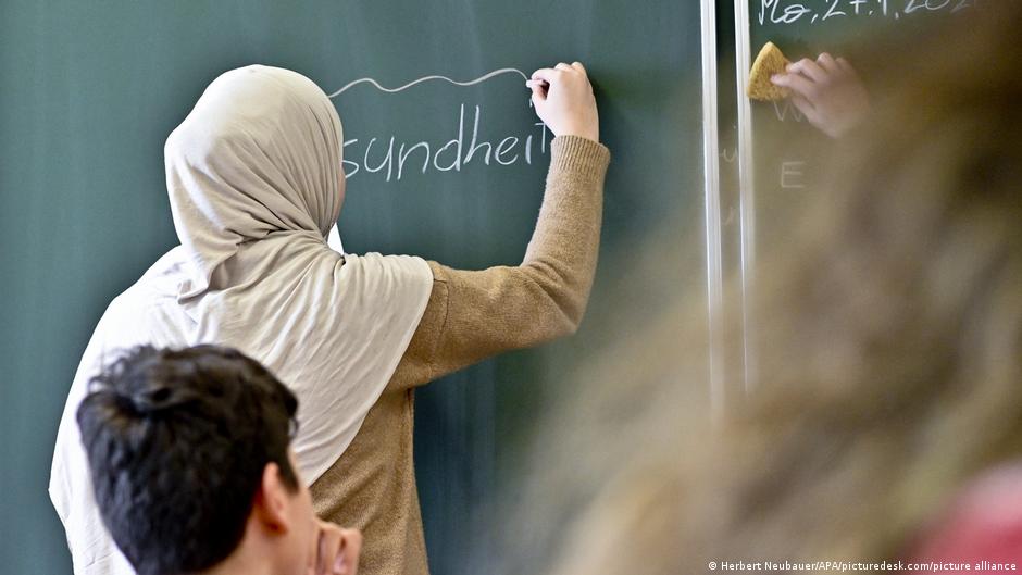 النمسا تطبق حظر ارتداء الحجاب في المدارس وتواجه أولى الطعون الدستورية