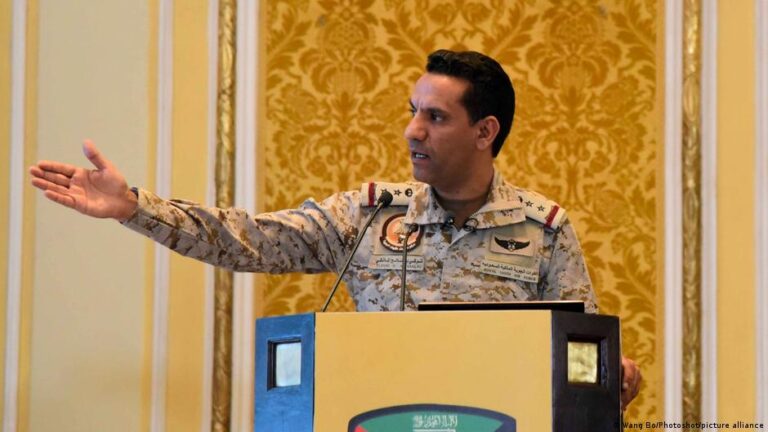 التحالف السعودي يعترض صواريخ وطائرات مسيرة أطلقها الحوثيون باتجاه الرياض وخميس مشيط