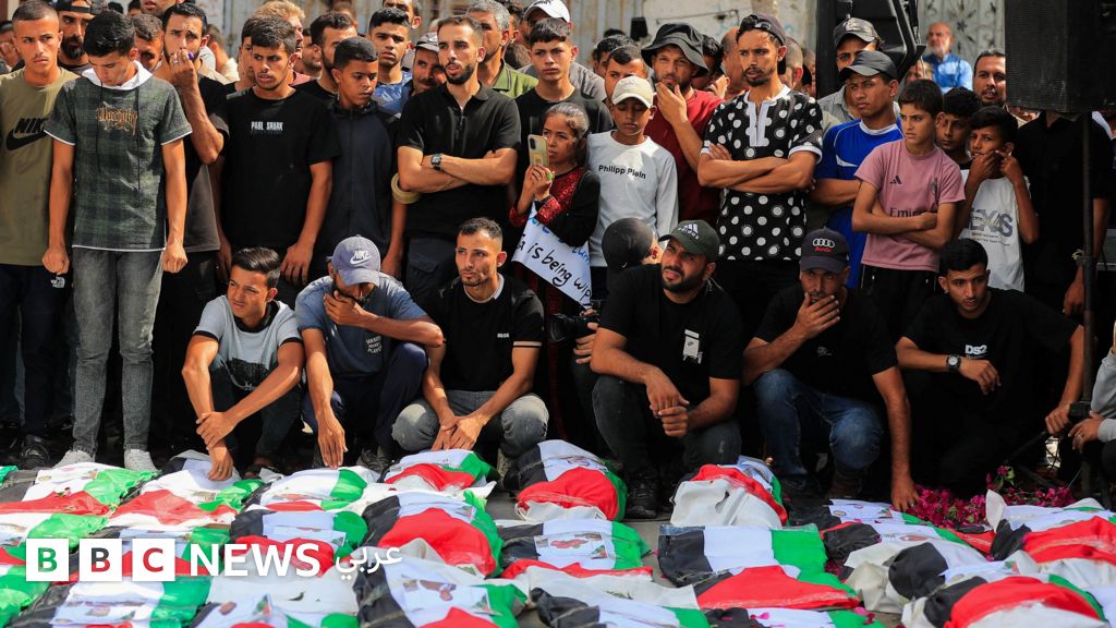 تشييع رفات أكثر من 100 قتيل فلسطيني من تحت أنقاض غارات إسرائيلية في غزة