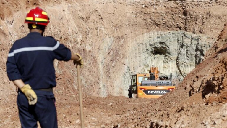 انتشال جثة الطفل أيوب من بئر في الجزائر بعد 4 أيام من الترقب