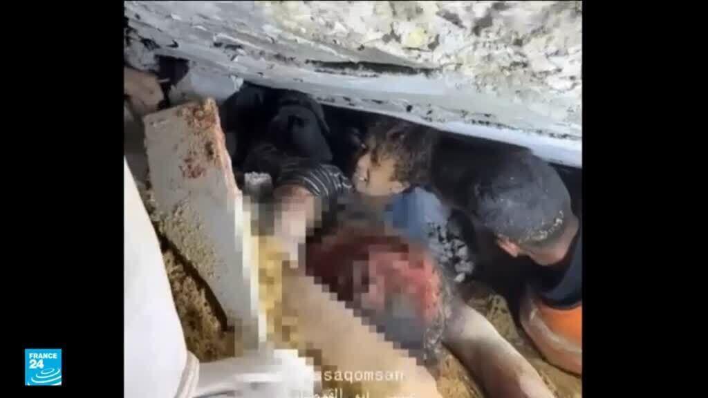 انهيار مبنى متضرر في غزة يسفر عن مقتل 12 بينهم أطفال وعشرات تحت الأنقاض