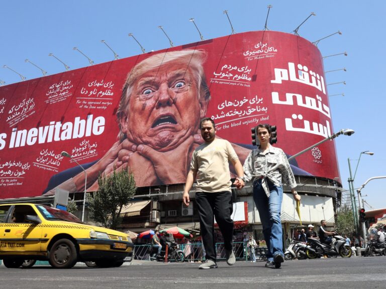 القضاء الإيراني يوجه اتهامات لـ159 مسؤولاً أمريكياً وإسرائيلياً في قضية اغتيال قادة