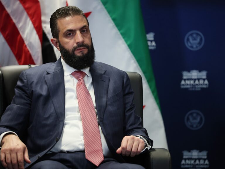 الرئيس السوري أحمد الشرع يؤكد التمسك بالمسار الدبلوماسي مع إسرائيل ويفصل رؤيته لقضايا المنطقة