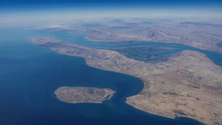 تحول استراتيجيات الضربات الأمريكية في إيران: من الجزر والموانئ إلى الناقلات