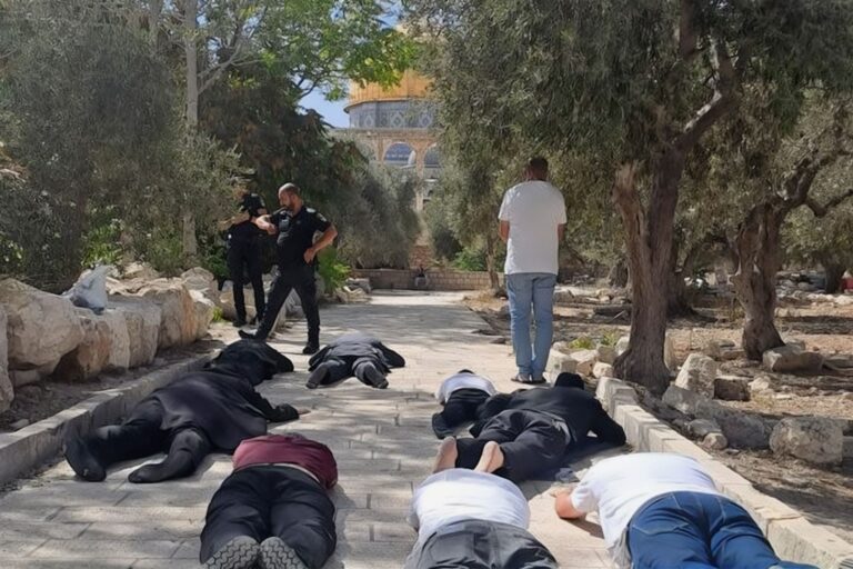 تصاعد اقتحامات المستوطنين للمسجد الأقصى وطقوس "السجود الملحمي" خلال عيد العُرش