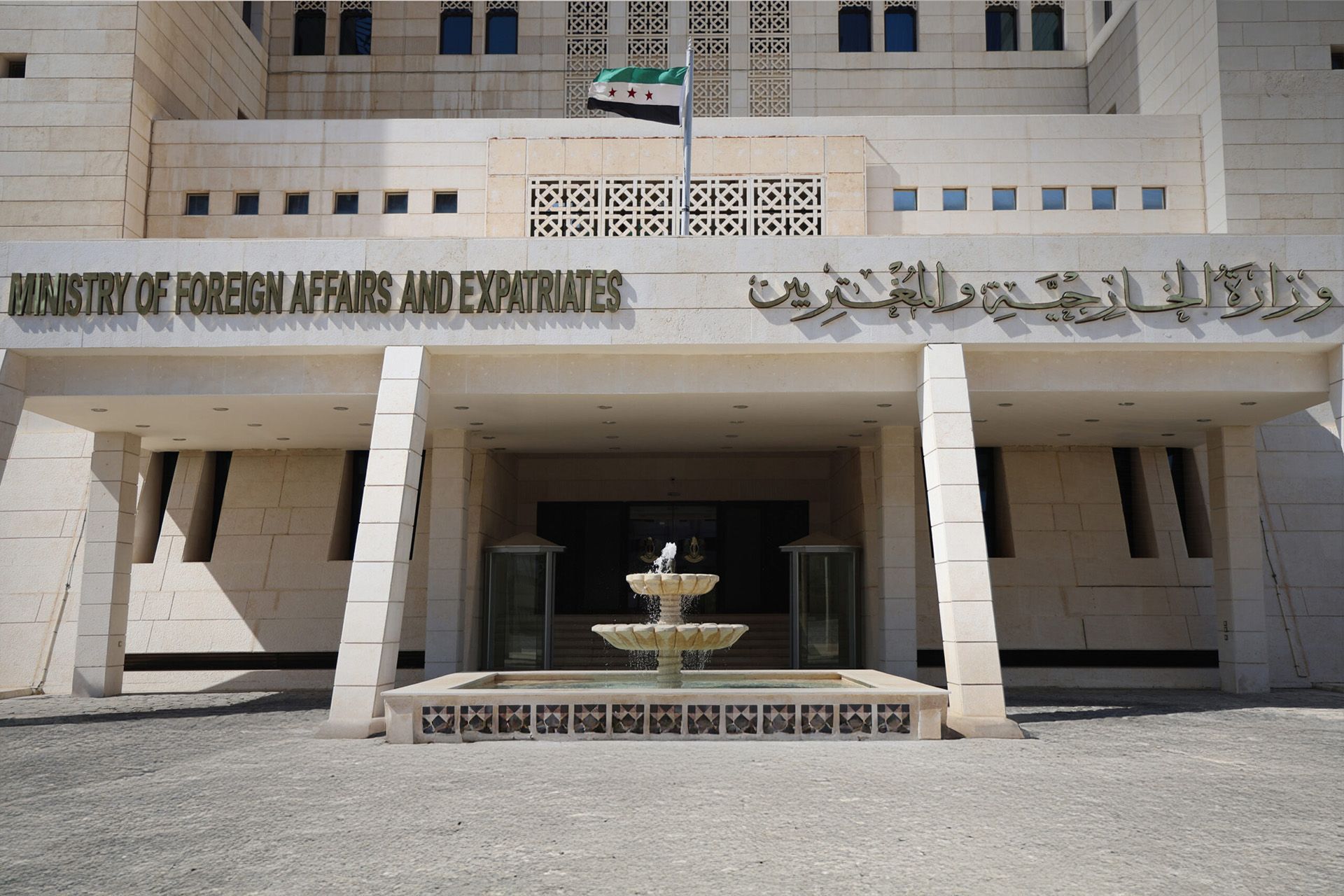 دمشق تشترط مراجعة سياسات طهران واحترام سيادتها لبناء علاقات جديدة
