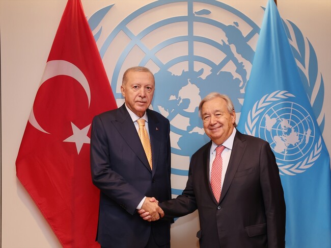 الرئيس أردوغان يلتقي الأمين العام للأمم المتحدة غوتيريش في مقر الأمم المتحدة بنيويورك