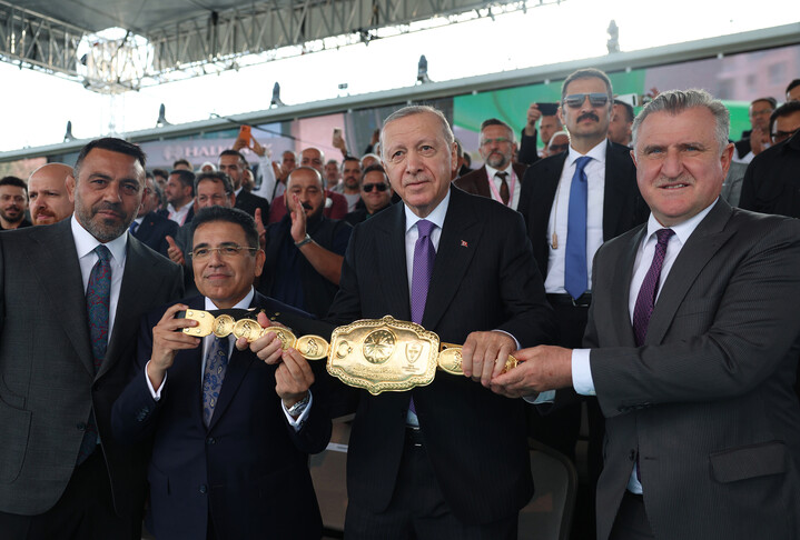 أردوغان يحضر نهائي كأس الجمهورية لمصارعة الزيت في إسطنبول ويلتقي بطفل تنزاني متبنى