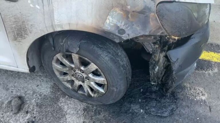 إرهاب المستوطنين في رنتيس: إحراق 3 مركبات وتصدي الأهالي لهجوم عنيف غرب رام الله