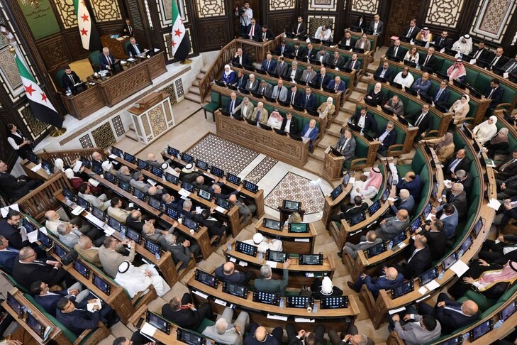 وزير الطاقة السوري: نحتاج 831 مليون دولار شهريًا لاستيراد النفط ونطمح للاكتفاء الذاتي عام 2028
