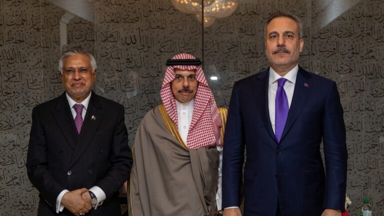 في دان يبحث مع وزيري خارجية السعودية وباكستان تعزيز مأسسة “حلف مكة” الدفاعي
