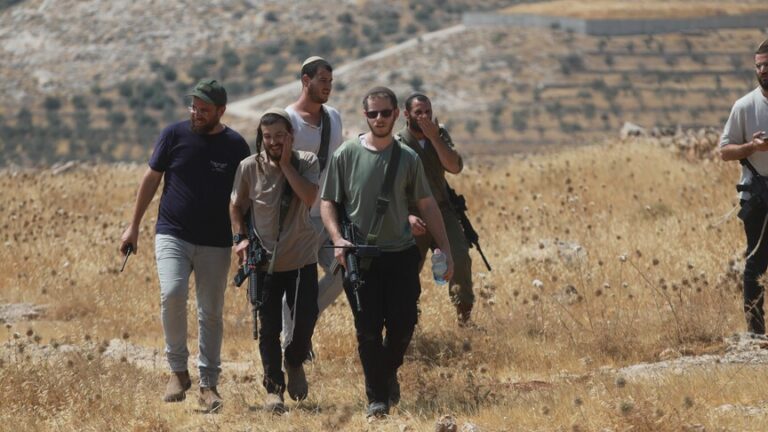 14 هجومًا لمستوطنين إسرائيليين بالضفة الغربية وسرقة 300 رأس غنم وقطع مياه