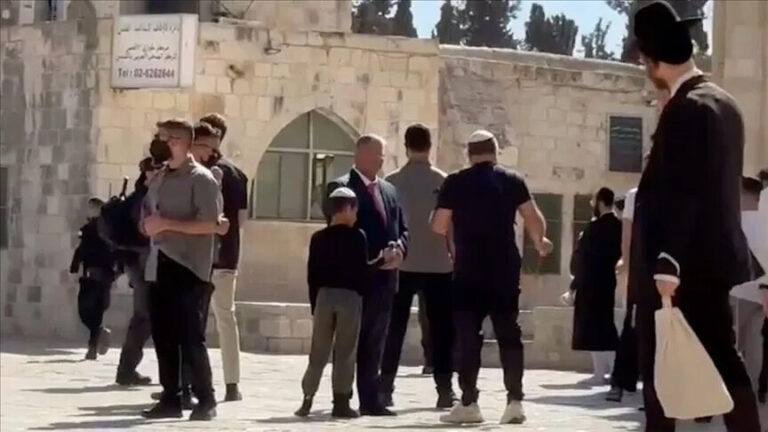 بن غفير يقتحم المسجد الأقصى وسط حراسة مشددة ويثير غضب الفلسطينيين