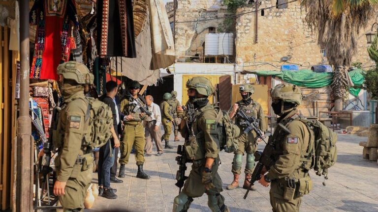 الجيش الإسرائيلي يفرض حظر تجول على أكثر من 2500 فلسطيني في أحياء بالخليل خلال يوم الغفران