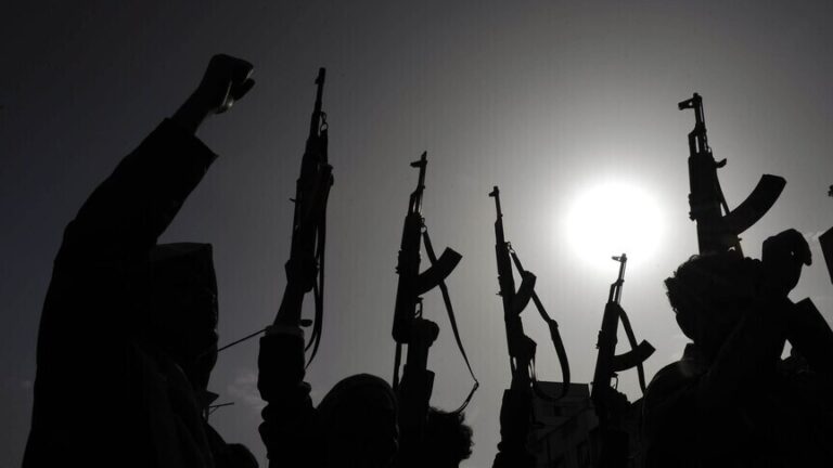 مصدر حكومي يعلن إطلاق الحوثيين 7 صواريخ باليستية على محافظة لحج اليمنية