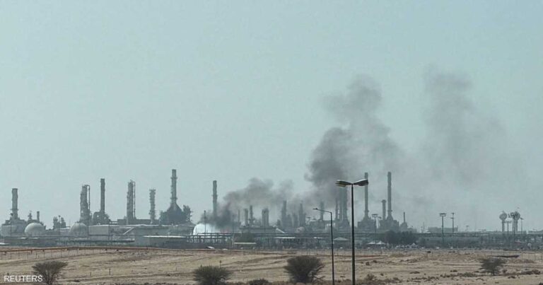 الحوثيون يعلنون استهداف منشأة أرامكو في الرياض بالصواريخ البالستية والمسيّرات