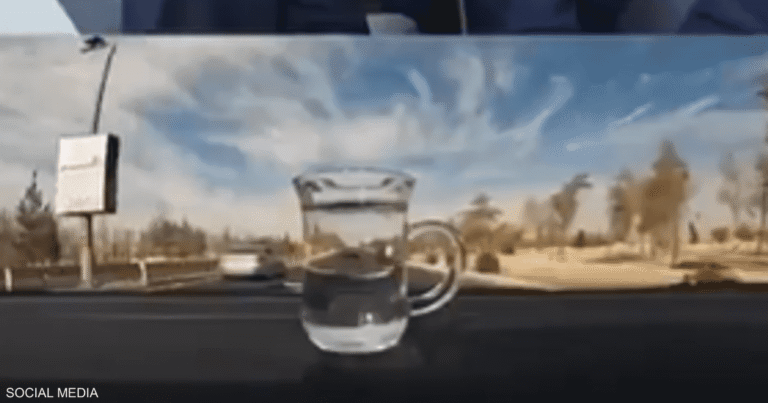 وزير النقل السوري يختبر استواء طريق مطار دمشق بكوب ماء خلال قيادته شخصية