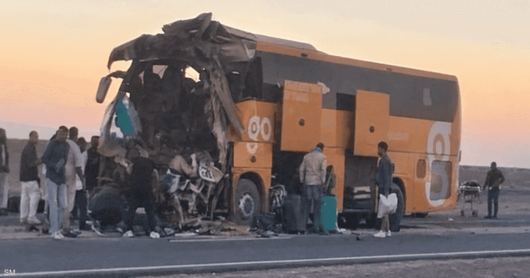 حادث تصادم مروع في البحر الأحمر بمصر يسفر عن قتيلين وإصابة 25