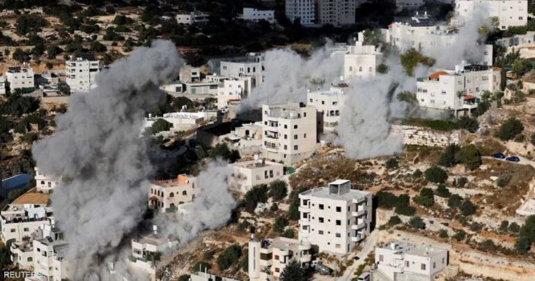 إسرائيل تهدم منزلي منفذي هجوم الخليل وتتهجر آلاف الفلسطينيين قسرًا