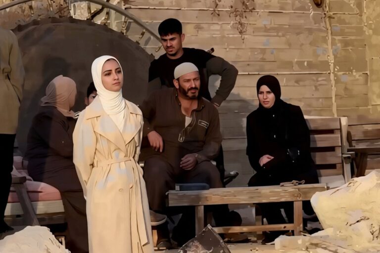 عائلة فلسطينية تجسد مأساة العقاب الجماعي في الخليل على أنقاض منزلها